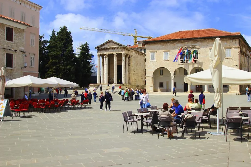 Top Center Room & Apartment Πούλα Κροατία