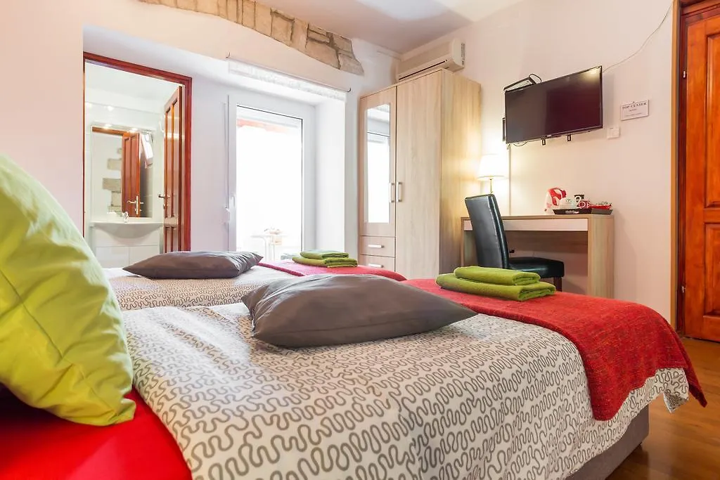 Top Center Room & Apartment Pola