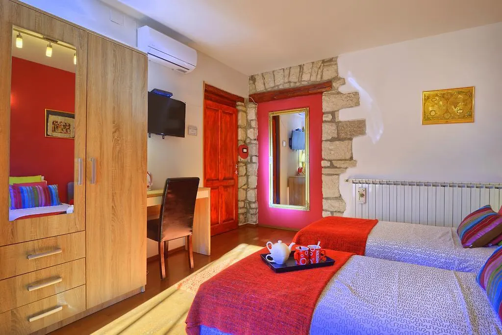 Top Center Room & Apartment 0*, Pula